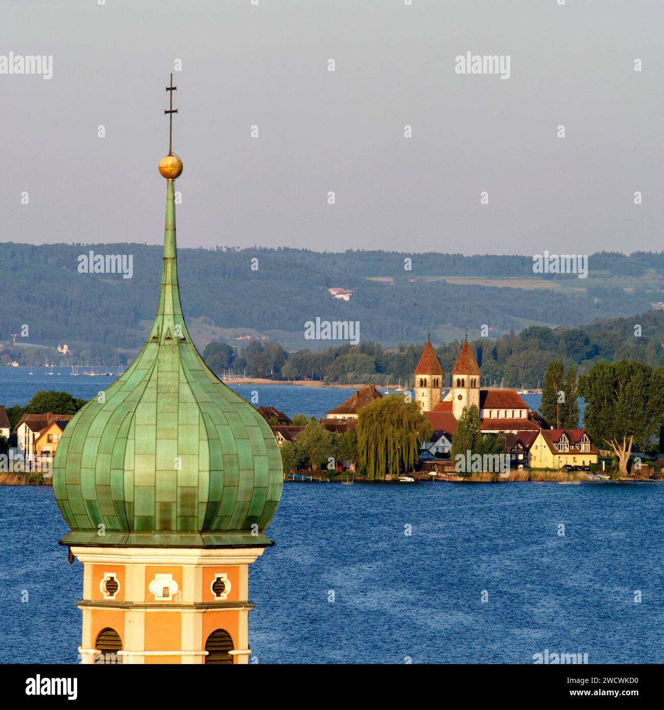 Deutschland, Baden Württemberg, Bodensee, Blick auf die Allensbachkirche und den Bodensee, Insel Reichenau und St. Peter mit der Paulskirche im rückwärtigen UNESCO-Weltkulturerbe Stockfoto