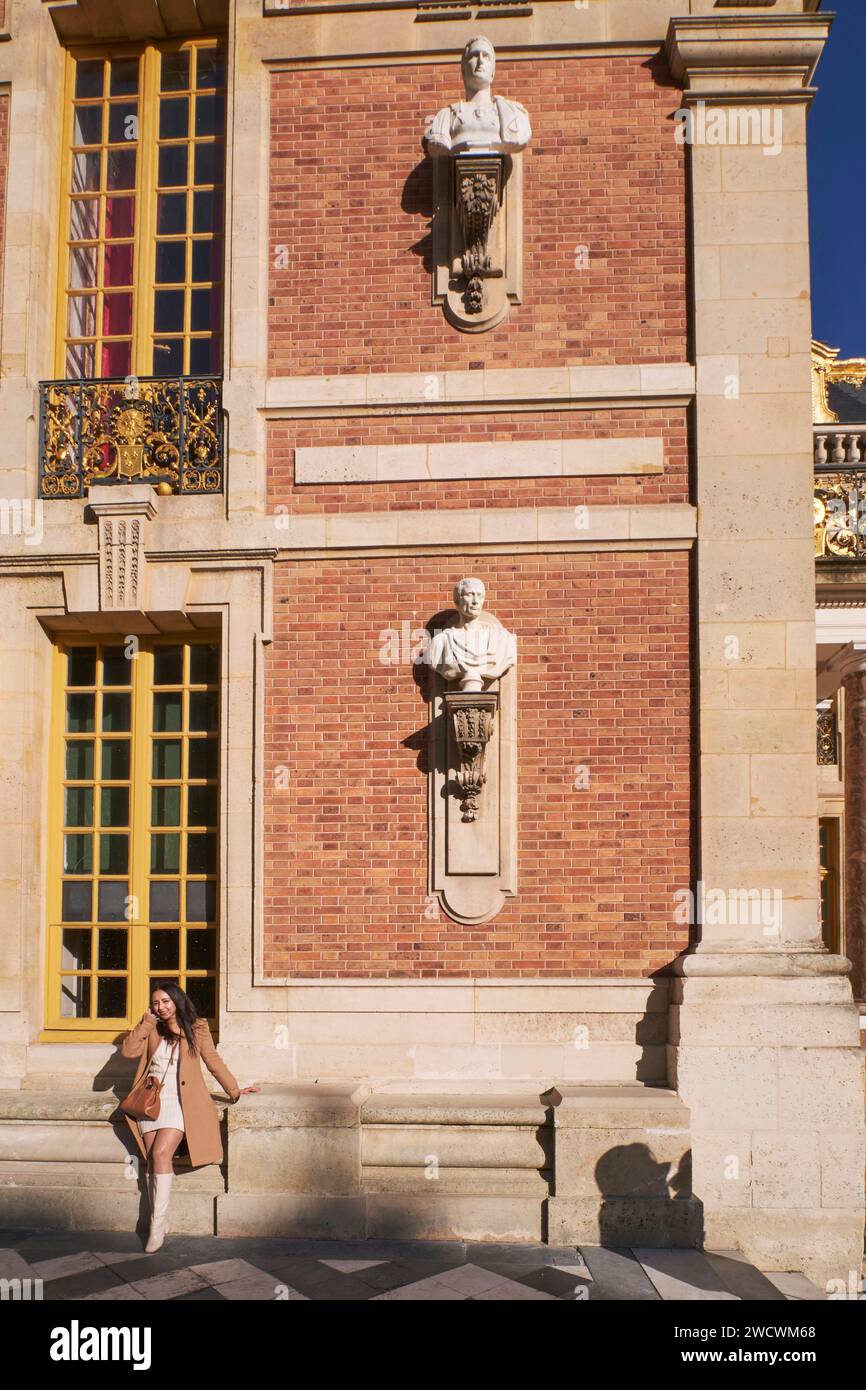 Frankreich, Yvelines, Versailles, Schloss von Versailles, von der UNESCO zum Weltkulturerbe erklärt, Fassade des Marmorhofs Stockfoto