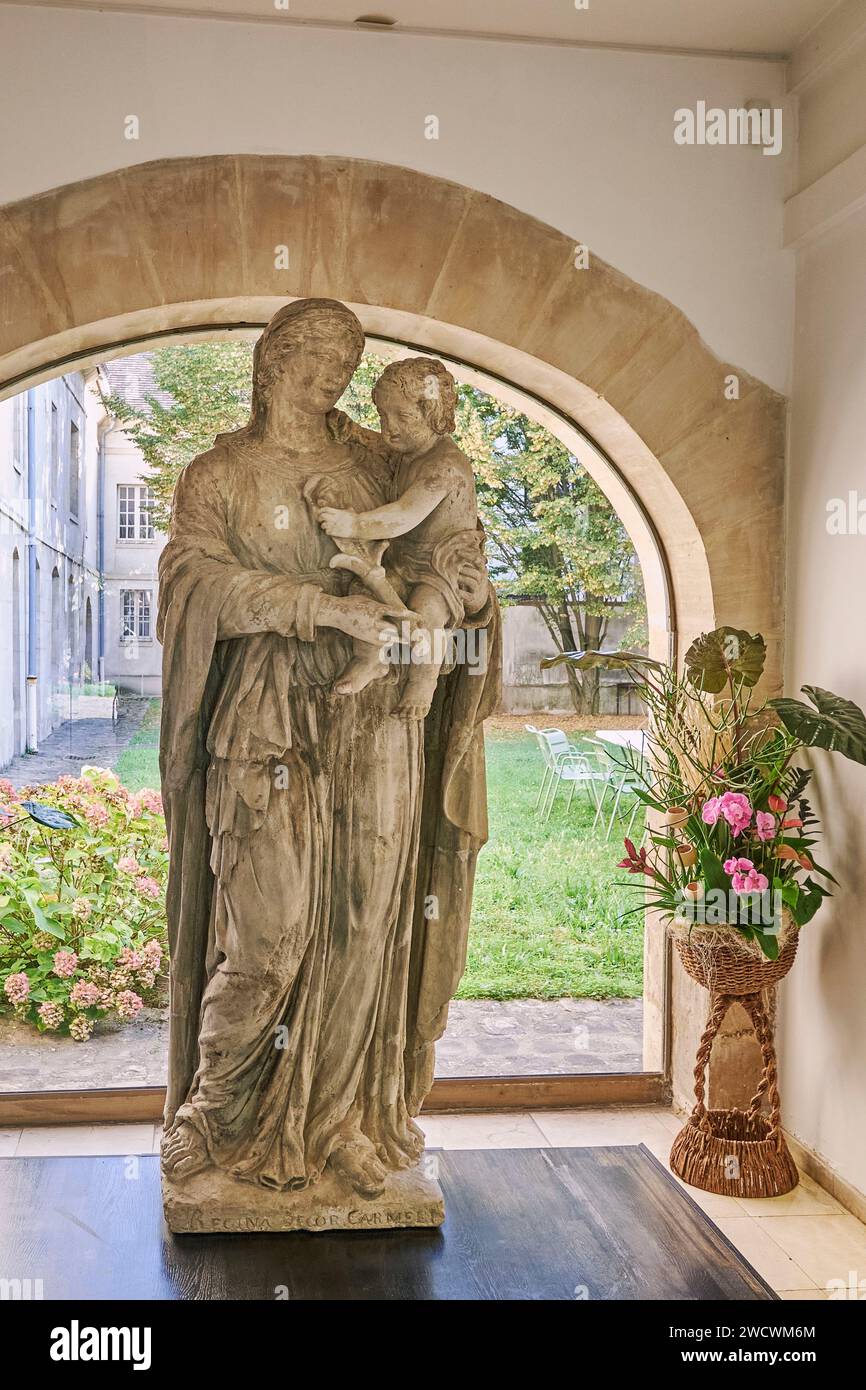 Frankreich, seine Saint Denis, Saint Denis, Paul Eluard Museum für Kunst und Geschichte, Steinstatue am Eingang des Museums, Jungfrau und Kind von der Französischen Schule im 17. Jahrhundert Stockfoto