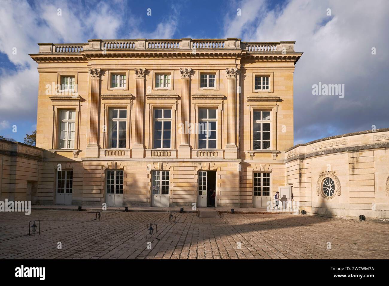 Frankreich, Yvelines, Versailles, Schloss von Versailles, das von der UNESCO zum Weltkulturerbe erklärt wurde, die Südfassade des Petit Trianon Palace Stockfoto