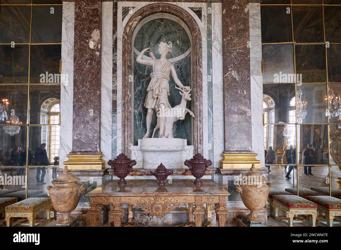 Frankreich, Yvelines, Versailles, Schloss von Versailles, das von der UNESCO zum Weltkulturerbe erklärt wurde, Galerie des Glaces (Spiegelsaal), Statue von Diana der Jägerin, bekannt als Diana von der Doe oder Diana von Versailles Stockfoto