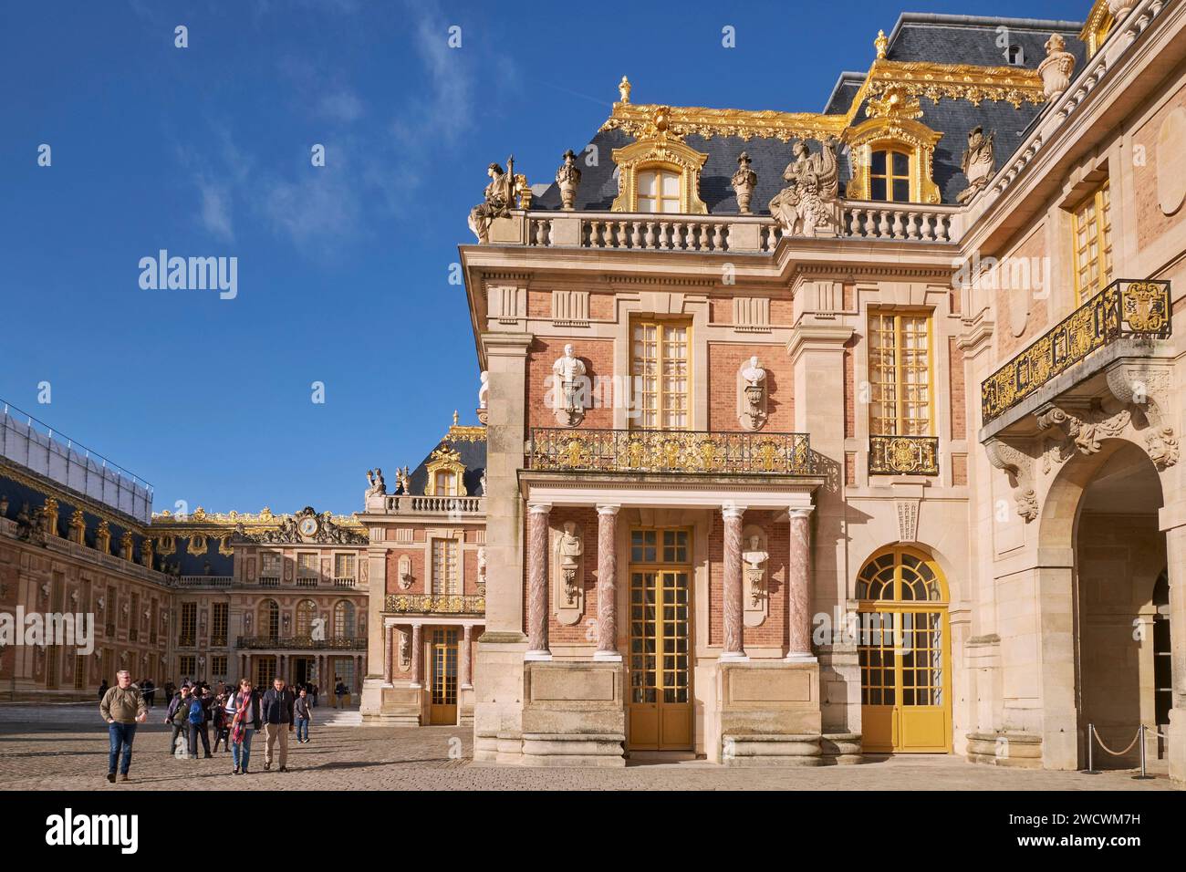 Frankreich, Yvelines, Versailles, Schloss von Versailles, das von der UNESCO zum Weltkulturerbe erklärt wurde, der Königliche Hof und der Marmorhof im Hintergrund Stockfoto