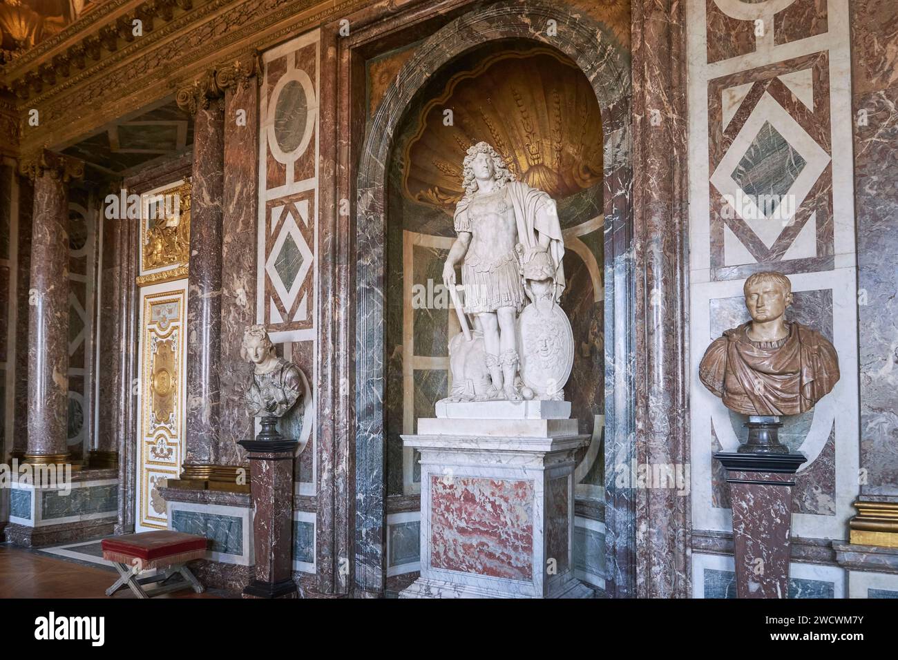Frankreich, Yvelines, Versailles, Schloss von Versailles, das von der UNESCO zum Weltkulturerbe erklärt wurde, der Venus-Raum, die Statue von Louis XIV von Jean Varin zwischen 1665 und 1670 Stockfoto