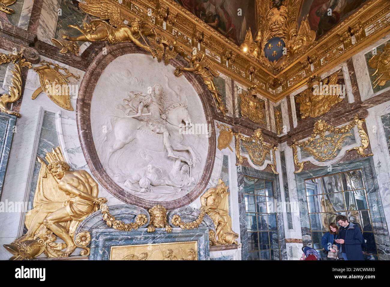 Frankreich, Yvelines, Versailles, Schloss von Versailles, das von der UNESCO zum Weltkulturerbe erklärt wurde, der Kriegssalon am Ende des Spiegelsaals mit dem siegreichen Ludwig XIV Stockfoto