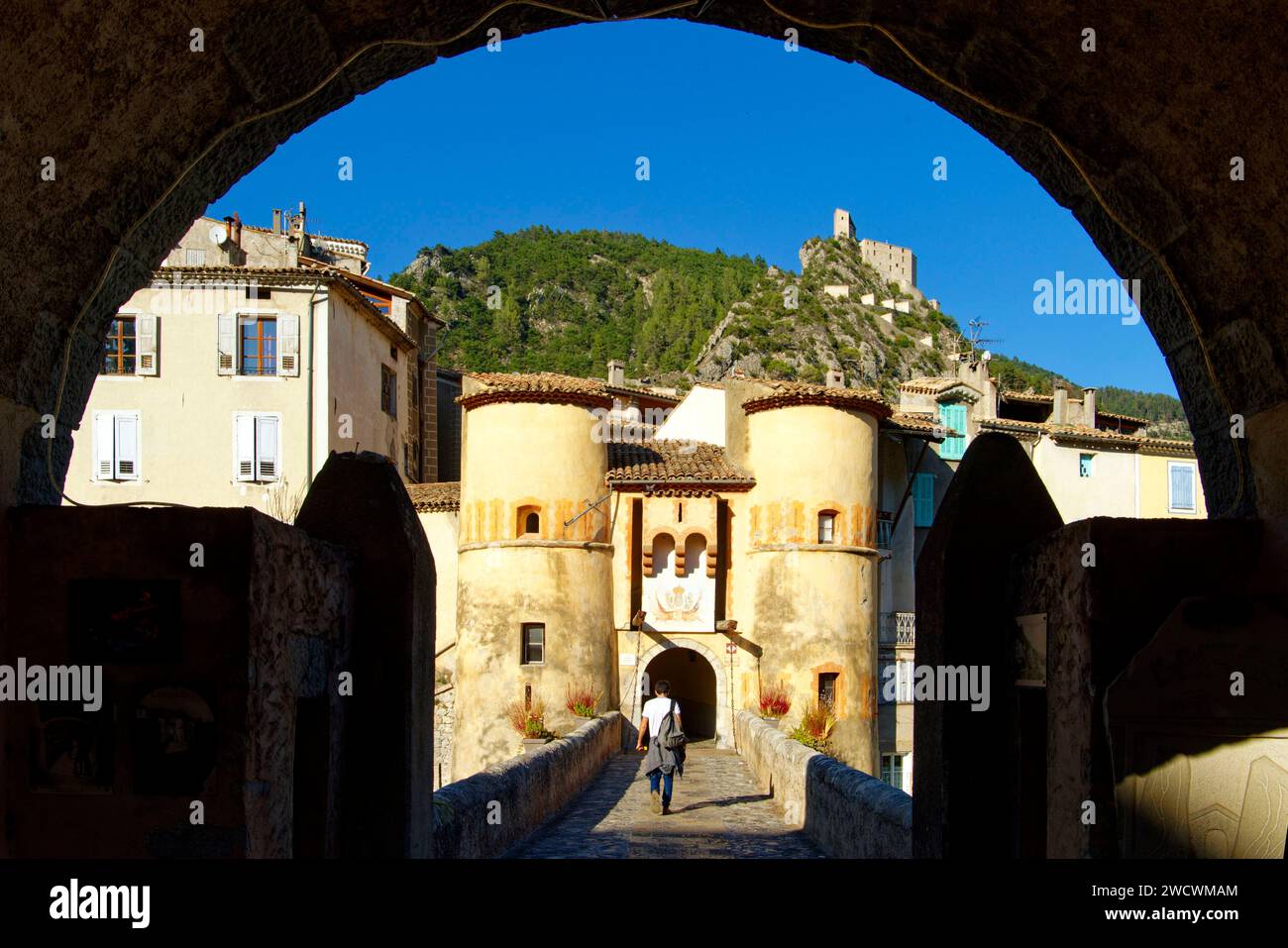 Frankreich, Alpes de Haute Provence; Dorf Entrevaux, beschriftet mit Les Plus Beaux Villages de France (die schönsten Dörfer Frankreichs), mittelalterliche Stadt, von Vauban in einer Kurve des Flusses Var befestigt, Eingang zur mittelalterlichen Stadt, Brücke und königliches Tor, Zitadelle Vauban im Hintergrund Stockfoto