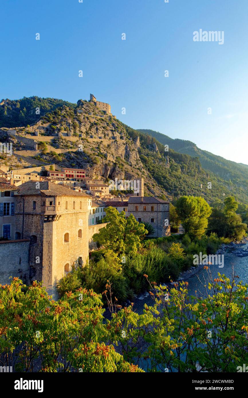 Frankreich, Alpes de Haute Provence; das Dorf Entrevaux, Les Plus Beaux Villages de France (die schönsten Dörfer Frankreichs), die mittelalterliche Stadt und die Zitadelle Vauban dominieren eine Kurve des Flusses Var Stockfoto