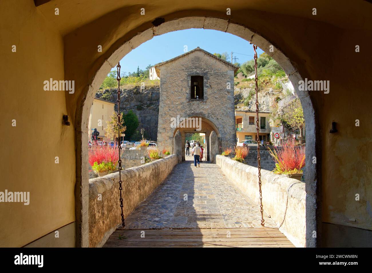 Frankreich, Alpes de Haute Provence; Dorf Entrevaux mit der Bezeichnung Les Plus Beaux Villages de France (die schönsten Dörfer Frankreichs), mittelalterliche Stadt, von Vauban in einer Kurve des Flusses Var befestigt, Eingang zur mittelalterlichen Stadt, Brücke und königliches Tor Stockfoto