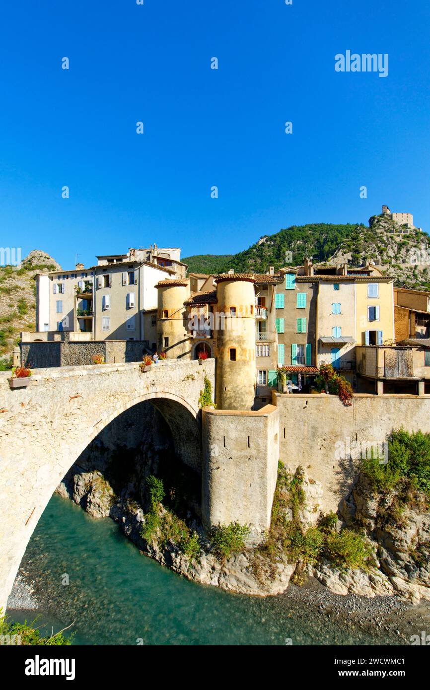 Frankreich, Alpes de Haute Provence; Dorf Entrevaux, beschriftet mit Les Plus Beaux Villages de France (die schönsten Dörfer Frankreichs), mittelalterliche Stadt, von Vauban in einer Kurve des Flusses Var befestigt, Eingang zur mittelalterlichen Stadt, Brücke und königliches Tor, Zitadelle Vauban im Hintergrund Stockfoto