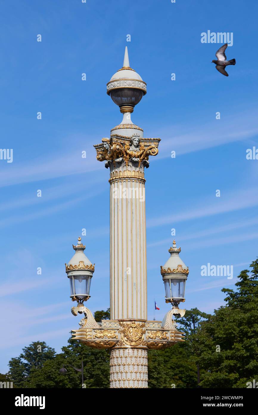 Frankreich, Paris, Place de la Concorde, Kandelaber in Form einer rostralen Säule, entworfen von Jacques Ignace Hittorff Stockfoto