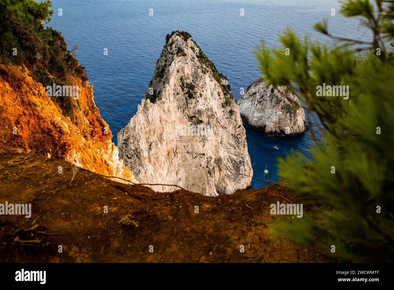 Aussichtspunkt von Keri und den berühmten Mizithres Felsen mit türkisfarbenem Meer auf der Insel Zakynthos Griechenland Stockfoto