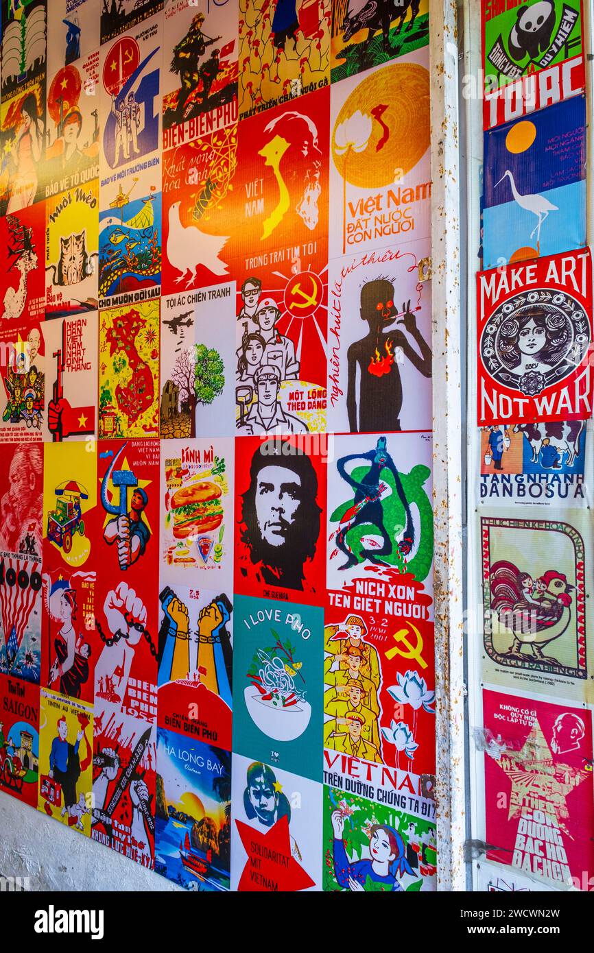 Vietnam, Ho-Chi-Minh-Stadt (Saigon), Bezirk 1, Pham Ngu Lao-Gegend, Geschäft mit alten Propagandaplakaten Stockfoto