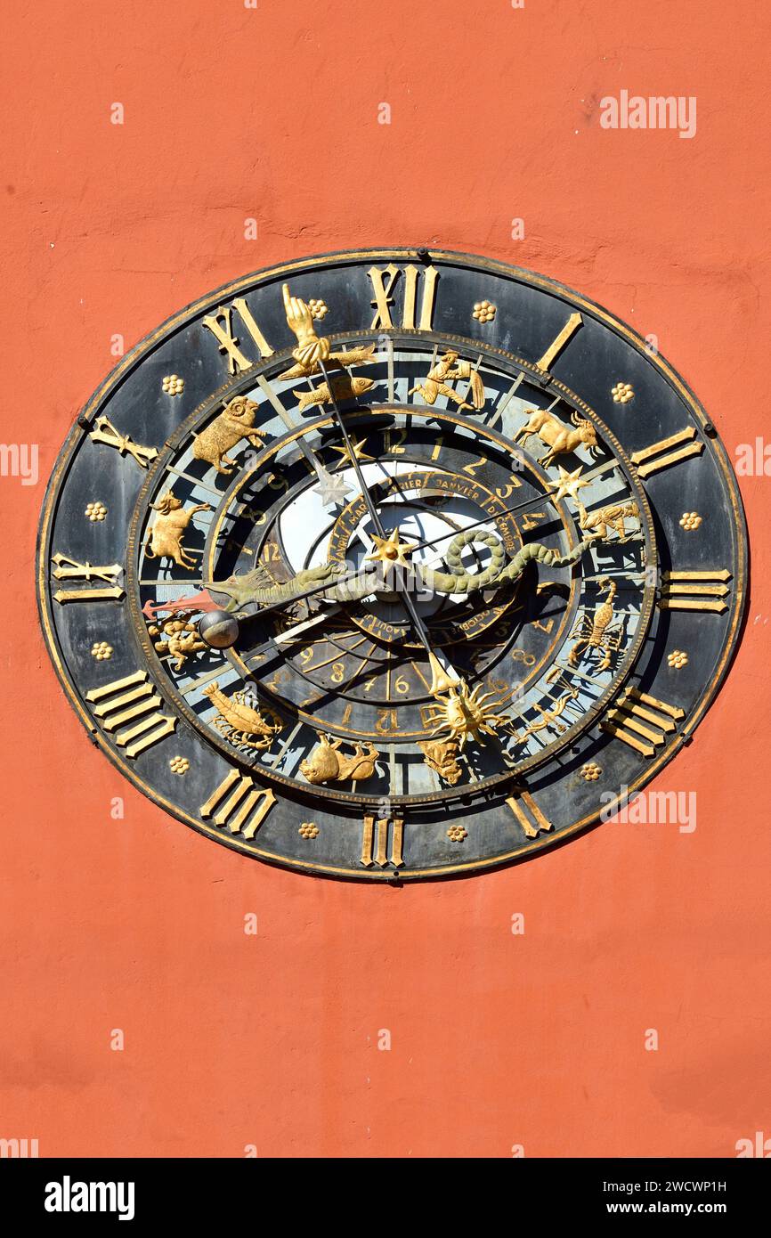 Frankreich, Bas Rhin, Haguenau, Place Joseph Thierry, ehemalige Kanzlei von 1484 jetzt das elsässische Museum und das Tourismusbüro, astronomische Uhr von 1904, Kopie der Astrolabium-Uhr aus dem Jahr 1581 in Ulm Stockfoto