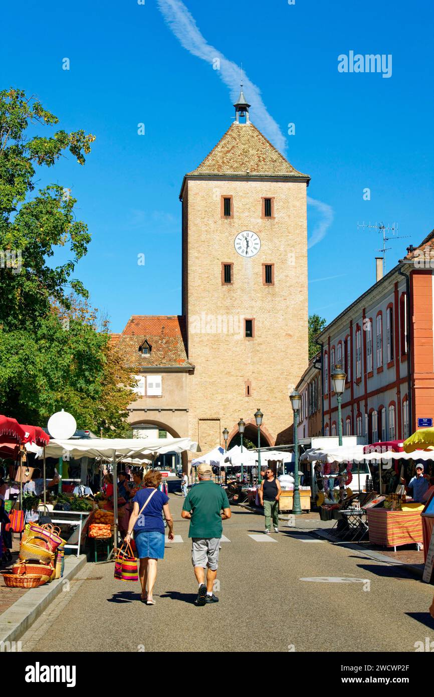 Frankreich, Bas Rhin, Haguenau, Porte des Chevaliers (Rittertor), Markttag Stockfoto
