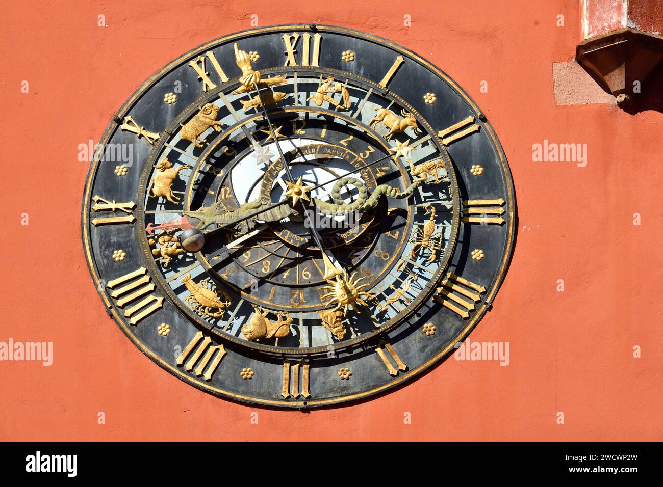 Frankreich, Bas Rhin, Haguenau, Place Joseph Thierry, ehemalige Kanzlei von 1484 jetzt das elsässische Museum und das Tourismusbüro, astronomische Uhr von 1904, Kopie der Astrolabium-Uhr aus dem Jahr 1581 in Ulm Stockfoto