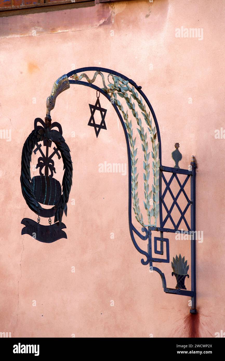 Frankreich, Bas Rhin, Haguenau, Place d Armes, ehemalige Zollbehörde 1518, Wurde ein Restaurant, Zeichen, Symbole und Star der Brauer Stockfoto