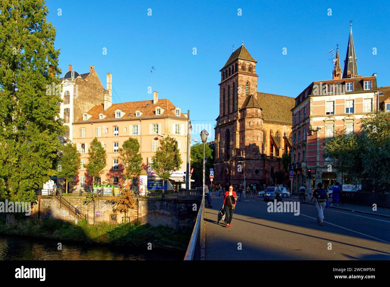 Frankreich, Bas Rhin, Straßburg, Altstadt, die von der UNESCO zum Weltkulturerbe erklärt wurde, Kuss-Brücke über den Fluss Ill und Kirche Saint Pierre le Vieux Stockfoto