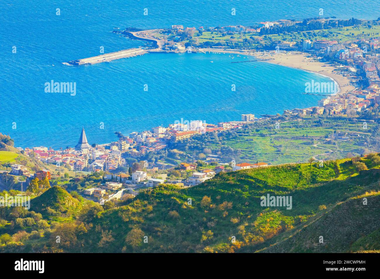 Italien, Sizilien, Taormina, Blick auf das Dorf Giardini di Naxos und die ionische Küste Stockfoto
