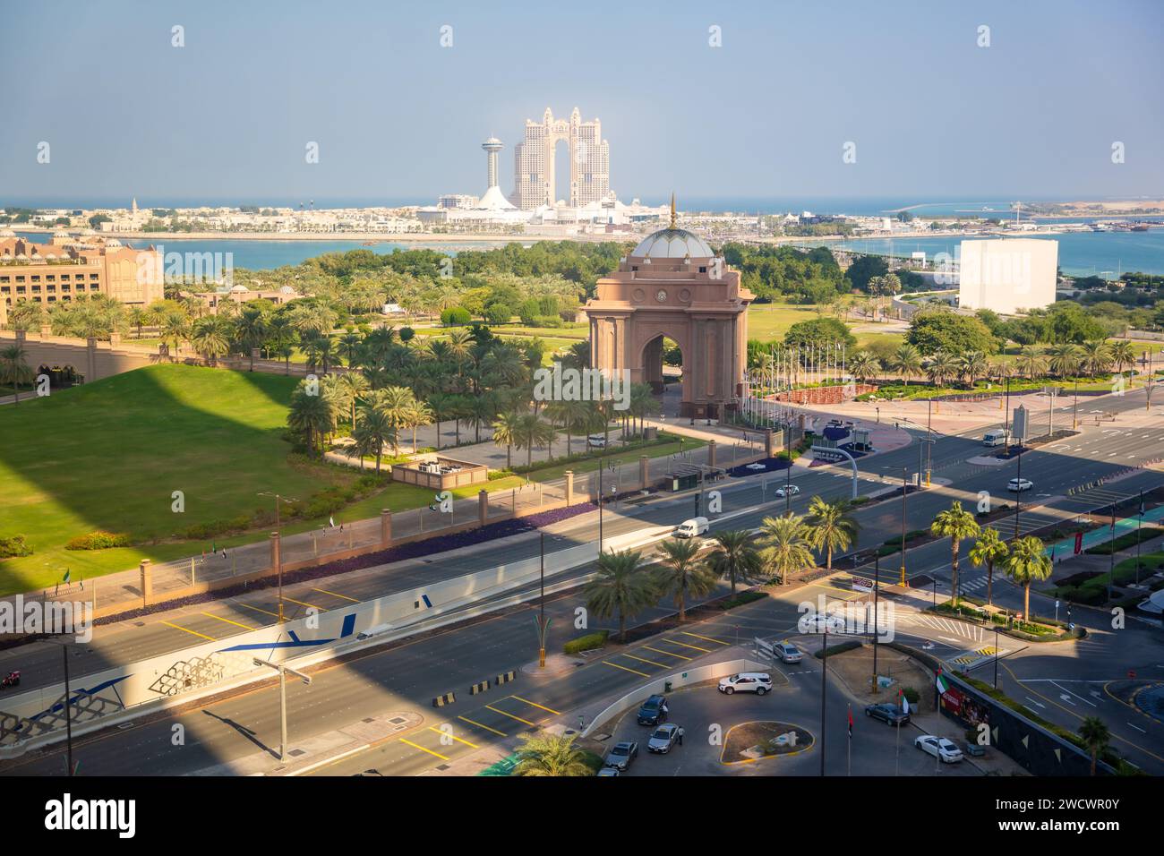 Abu Dhabi, Vereinigte Arabische Emirate - 4. Dezember 2023: Luftaufnahme des Tores zum Emirates Palace Hotel und Rixos Hotel im Hintergrund in Abu Dhabi, VAE. Stockfoto