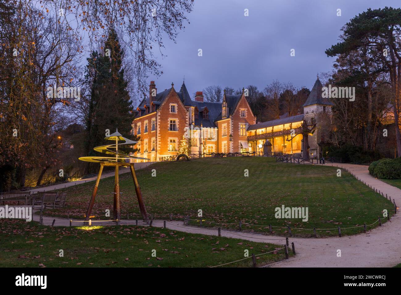 Frankreich, Indre-et-Loire (37), Amboise, Region Loire-Tal, Schlösser im Loire-Tal, Welterbestätte des Loire-Tals, Schloss Clos Lucé zur blauen Stunde, Park Leonardo da Vinci (letzte Heimat von Léonard de Vinci) Stockfoto