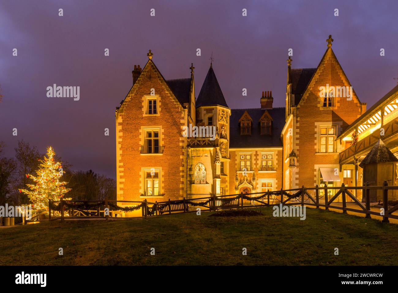 Frankreich, Indre-et-Loire (37), Amboise, Region Loire-Tal, Schlösser im Loire-Tal, Welterbestätte des Loire-Tals, Schloss Clos Lucé zur blauen Stunde, Park Leonardo da Vinci (letzte Heimat von Léonard de Vinci) Stockfoto