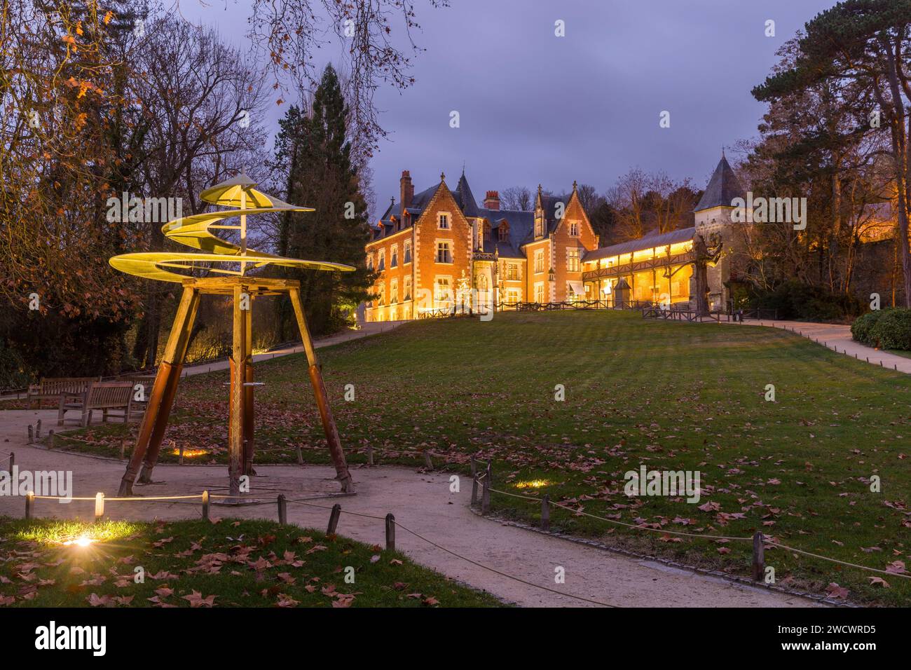 Frankreich, Indre-et-Loire (37), Amboise, Region Loire-Tal, Schlösser im Loire-Tal, Welterbestätte des Loire-Tals, Schloss Clos Lucé zur blauen Stunde, Park Leonardo da Vinci (letzte Heimat von Léonard de Vinci) Stockfoto
