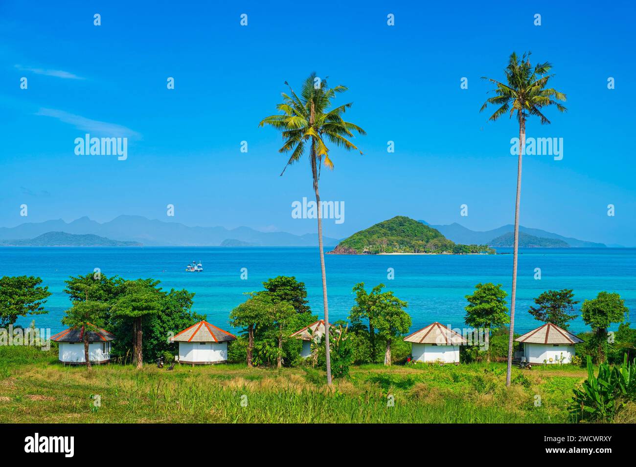 Thailand, Provinz trat, Insel Ko Mak, Bungalows am Strand Ao Pra, Insel Ko Chang im Hintergrund Stockfoto