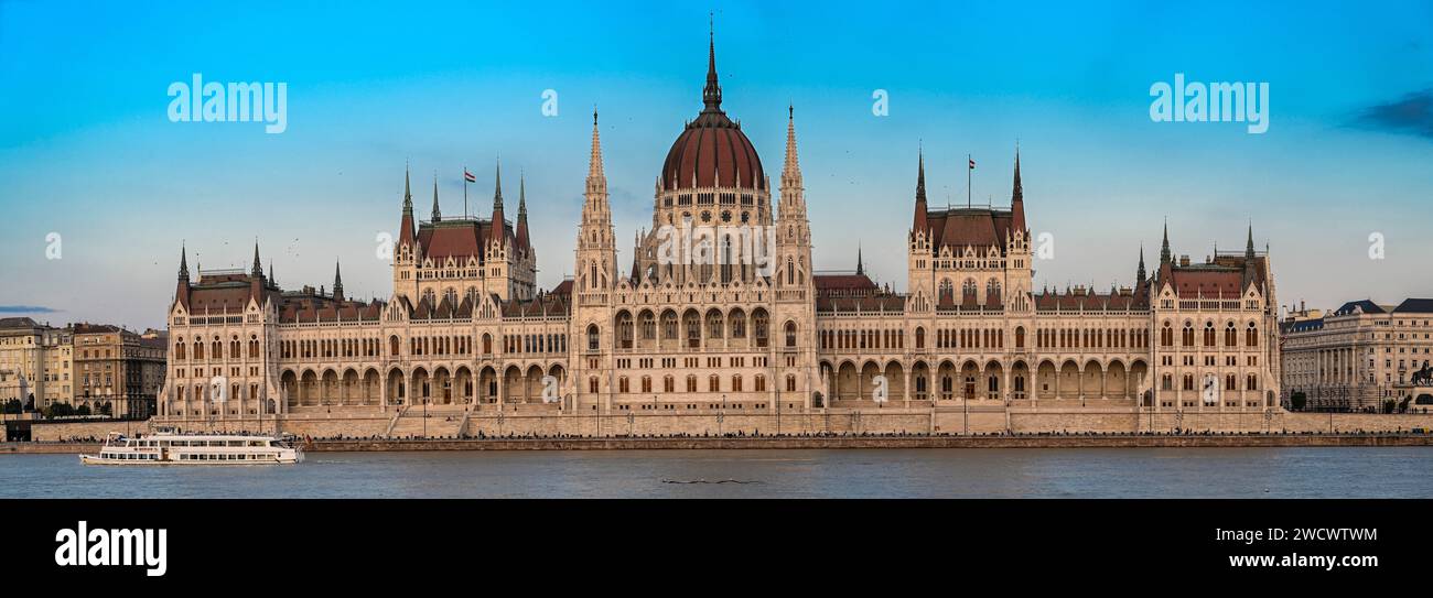Ungarn, Budapest, auf dem Euro-6-Fahrrad, die Donau und die Westfassade des Parlamentspalastes in Panoramablick Stockfoto