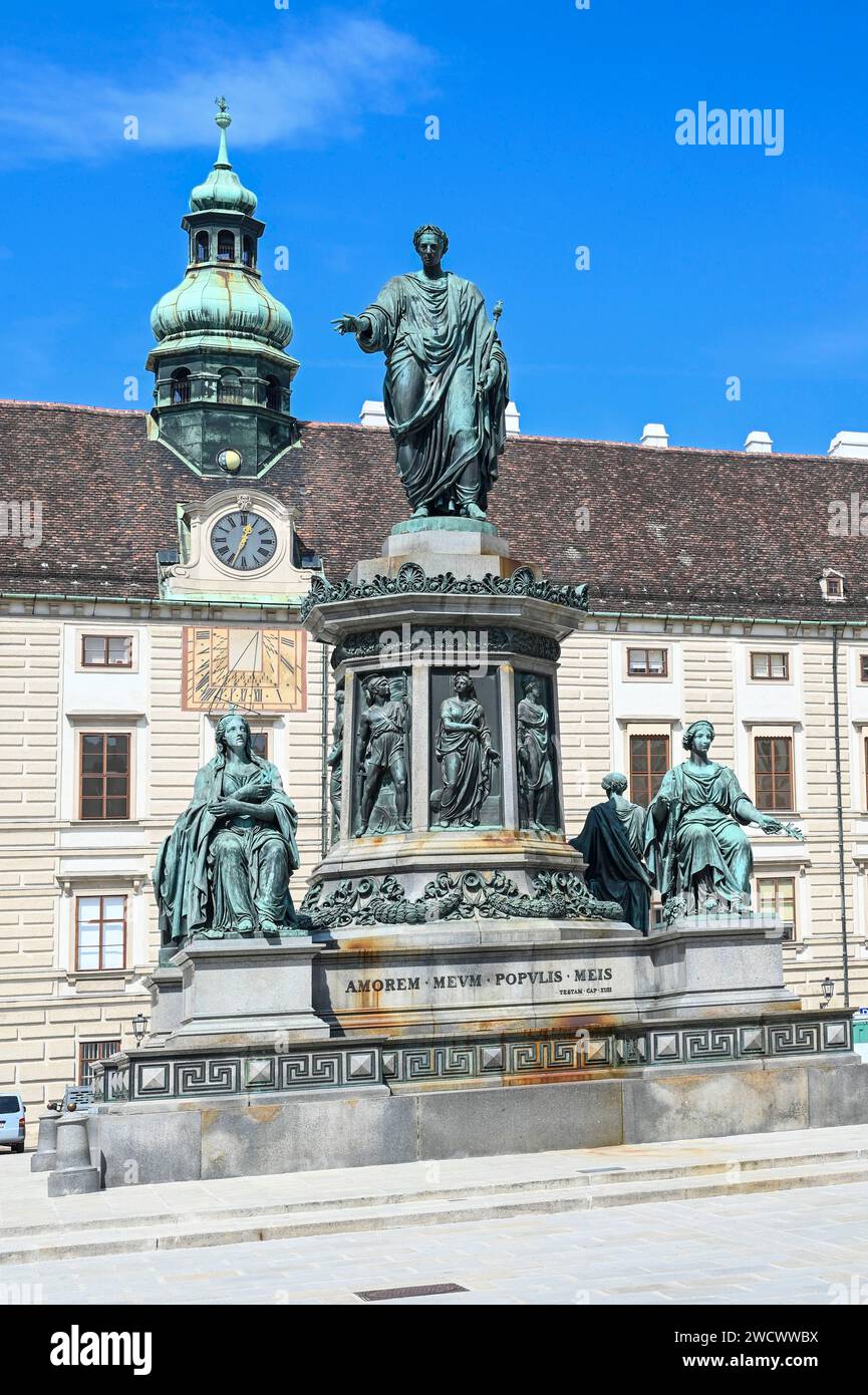 Österreich, Niederösterreich, Wien, in der Hofburg, der ehemaligen Residenz der Habsburger, dem Innenhof der Burg und der Statue Kaiser Franz I. Stockfoto