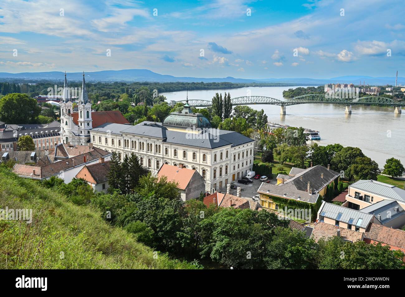 Ungarn, Esztergom, auf dem Euro-Fahrrad 6, der katholischen Kirche und dem Danibeblick von der Basilika-Esplanade Stockfoto