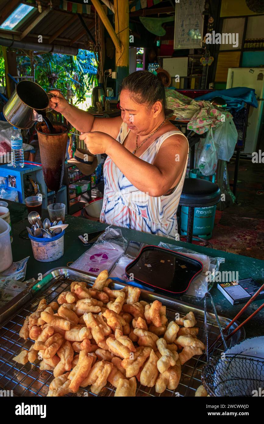 Thailand, Provinz trat, Insel Ko Mak, Ti bereitet bolan-Kaffee, echten thailändischen Kaffee und Patangkos (kleine Donuts) zu Stockfoto