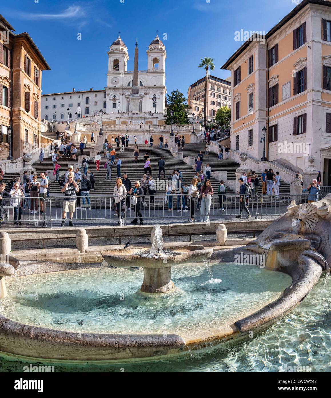 Italien, Latium, Rom, Piazza di Spagna, spanischer Platz, Kirche und Abtei von Trinité-des-Monts im Hintergrund Stockfoto