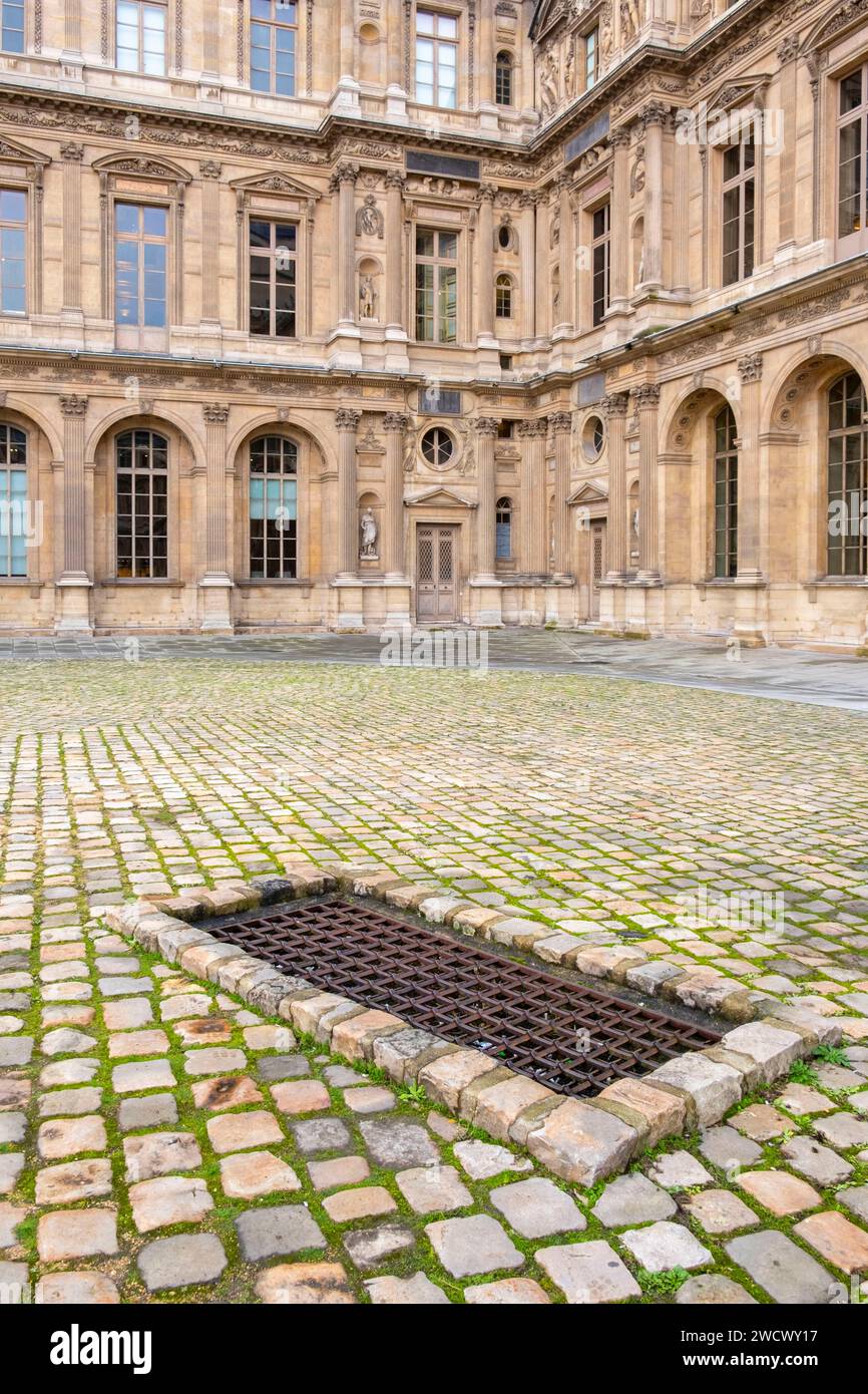 Frankreich, Paris, Philippe-Auguste-Einfriedung, quadratischer Innenhof des Louvre, rechteckiges Gitter, das als Zisterne dient, wahrscheinlich zum Sammeln von Regenwasser, Donjon des Chateau Fort Stockfoto