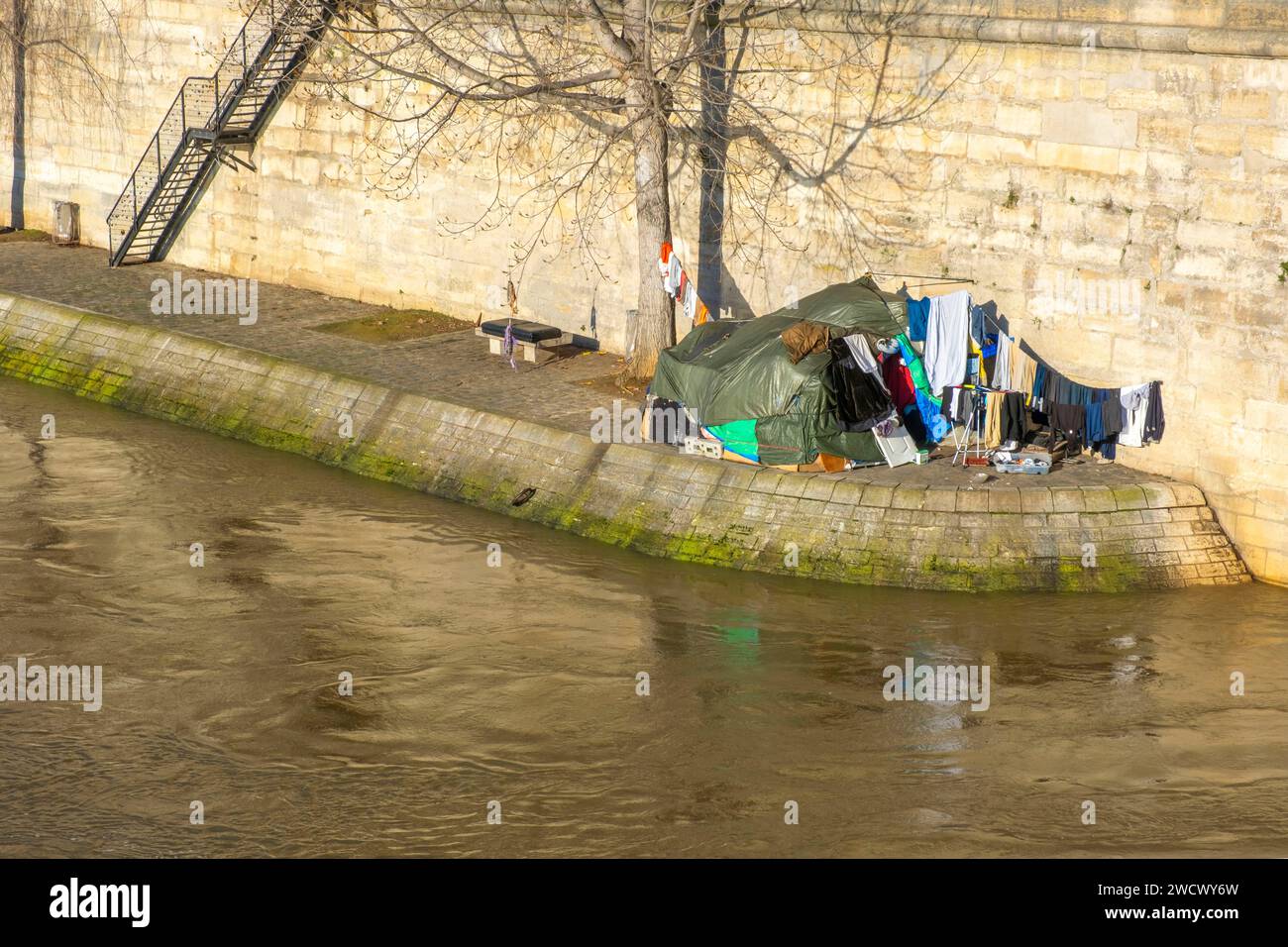 Frankreich, Paris, Ufer der seine, die von der UNESCO zum Weltkulturerbe erklärt wurden, Insel Saint-Louis, Quai d'Orleans, Obdachloses Zelt Stockfoto