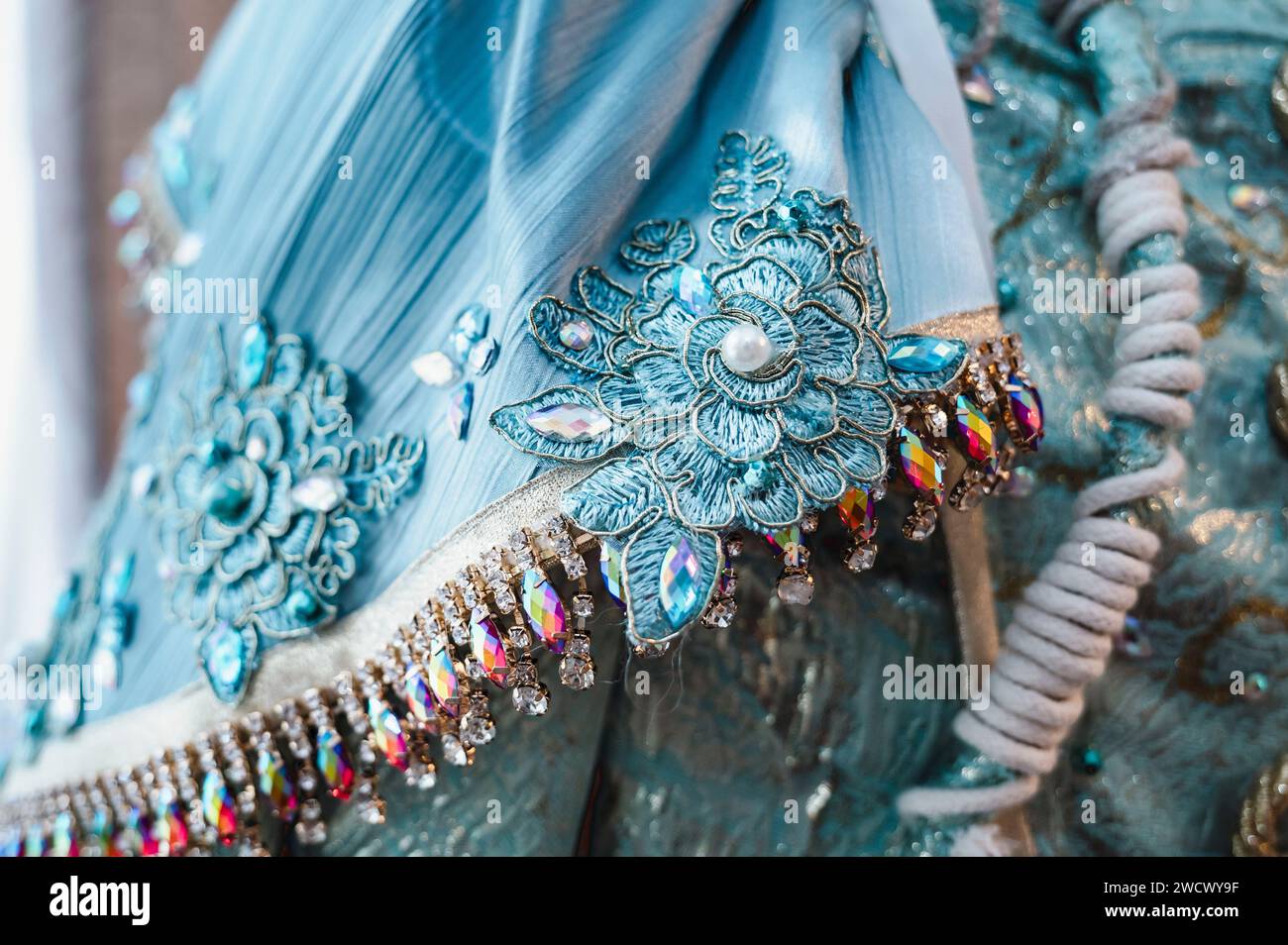 Frankreich, Haute Savoie (74) Annecy, carnaval vénitien, Georges Mouchet s'applique à construire un nouveau Kostüm pour la saison des carnavals 2024 appelé Contes d'Orient Stockfoto