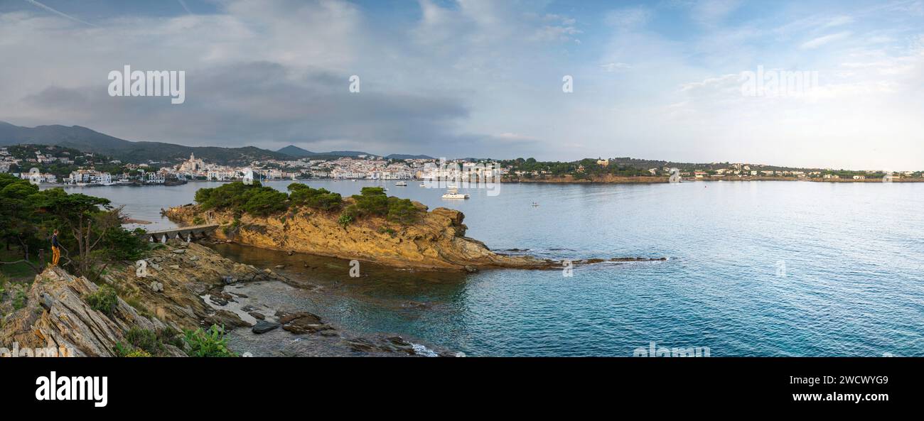 Spanien, Katalonien, Costa Brava, Provinz Girona, Cadaqués, ein Mensch, der die Landschaft betrachtet Stockfoto