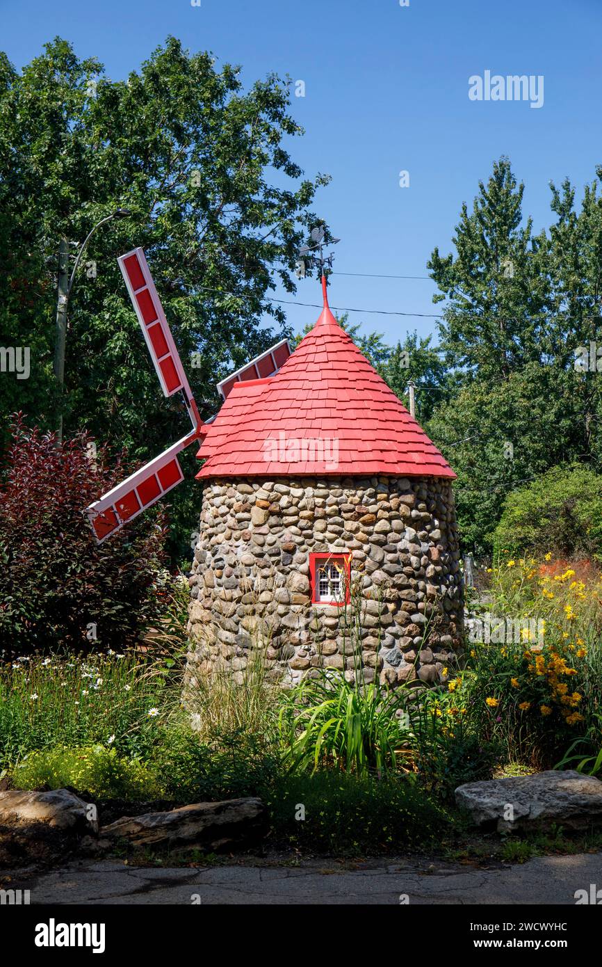Kanada, Provinz Québec, Montreal, Rosemont-La Petite-Patrie, die Terhundertjährige Gartenstadt mit ihren schönen historischen Häusern, dekorative Windmühle Stockfoto