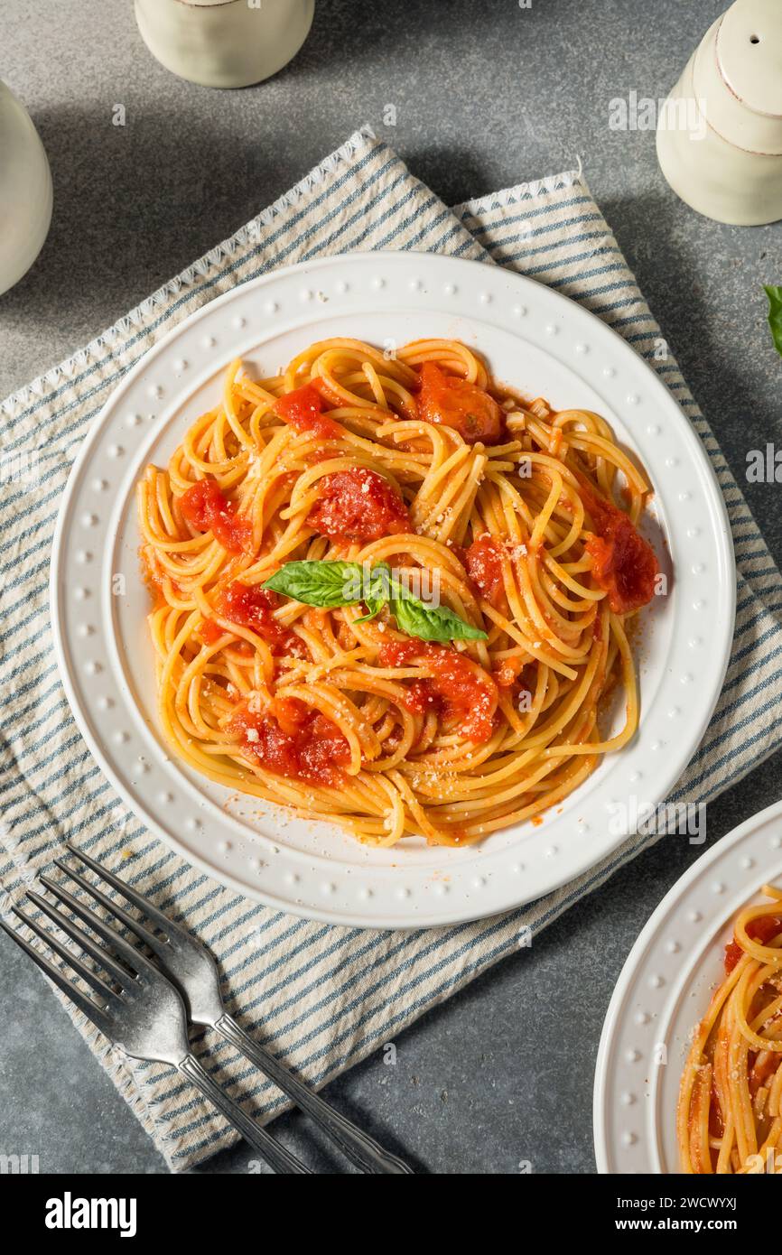 Italienische Spaghetti al Pomodoro Pasta mit Tomaten und Basilikum Stockfoto