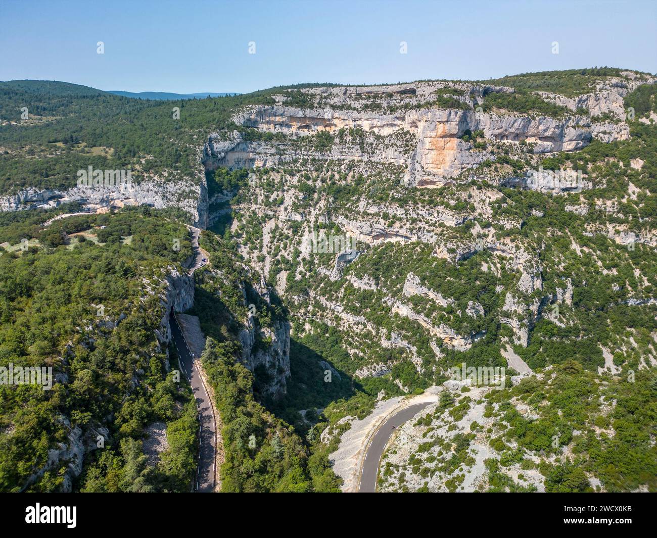 Frankreich, Vaucluse, regionaler Naturpark Mont Ventoux, Monieux, Gorges de La Nesque, Klippe des Rocher de Cire (853 m), Straße D 942 zwischen Villes-sur-Auzon und Monieux (aus der Vogelperspektive) Stockfoto