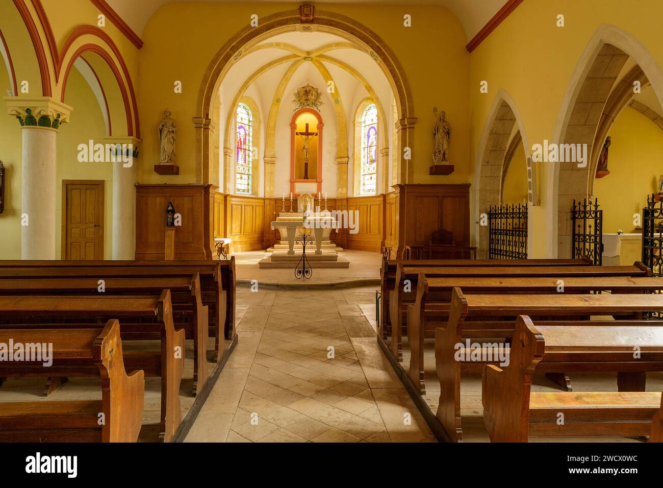 Frankreich, Meurthe et Moselle, Tantonville, St. Remy Kirche, die 1760 mit einigen Teilen aus dem 14. Und 15. Jahrhundert, dem Kirchenschiff und dem Chor umgebaut wurde, Buntglasfenster des Chors, die 1926 vom Glasmeister von Nancy Joseph Benoit hergestellt wurden und auf der linken Seite St. Remy auf der rechten Seite St. Therese von Lisieux darstellen Stockfoto