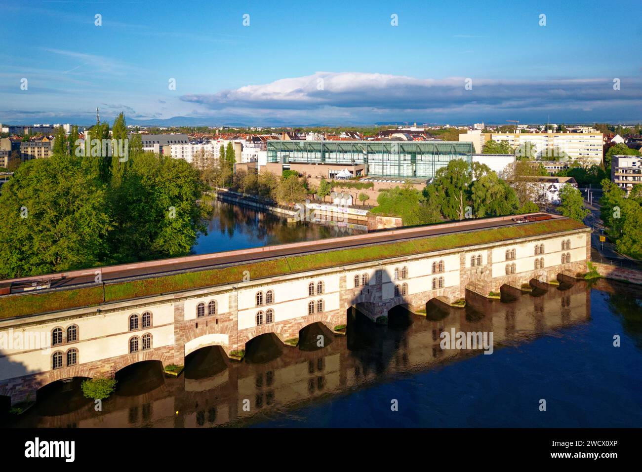 Frankreich, Bas Rhin, Straßburg, Altstadt, die von der UNESCO zum Weltkulturerbe erklärt wurde, Petite France District, das Barrage Vauban (Vauban-Wehr) und das Musee d'Art Moderne et Contemporain de Straßburg, im Hintergrund auch MAMCS (Museum für Moderne und zeitgenössische Kunst in Straßburg) des Architekten Adrien Fainsilber genannt Stockfoto