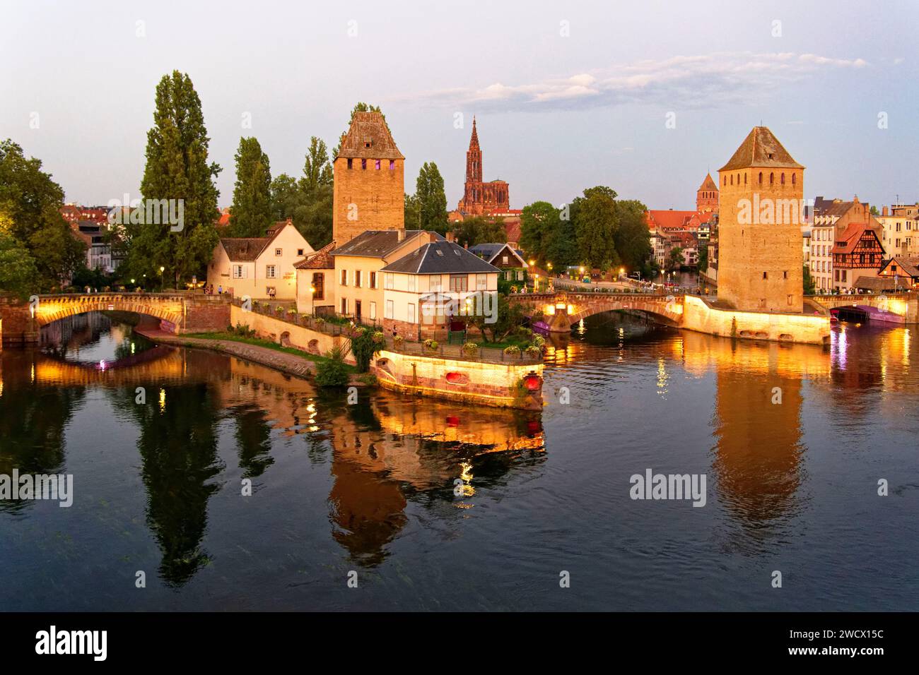 Frankreich, Bas Rhin, Straßburg, Altstadt als Weltkulturerbe von der UNESCO, dem Viertel Petite France, der überdachten Brücken über den Fluss krank und die Kathedrale von Notre Dame Stockfoto