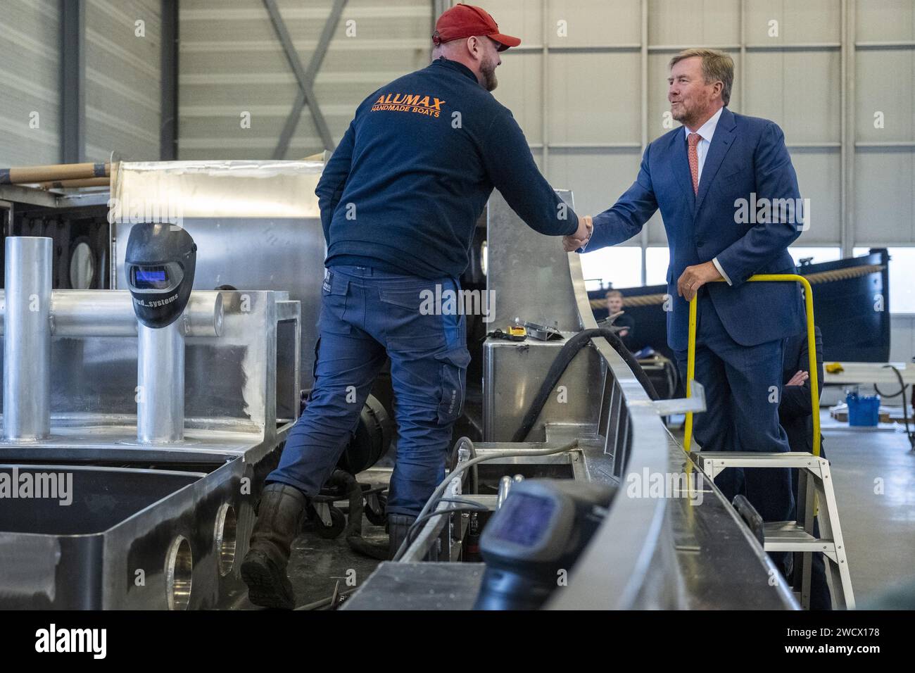 MEPPEL - König Willem-Alexander im Gespräch mit Mitarbeitern und anderen Unternehmen von Alumax Boats während eines Arbeitsbesuchs im Hafen von Zwolle, der gemeinsamen Hafengesellschaft der Gemeinden Zwolle, Kampen und Meppel. Während seines Besuchs wird der König unter anderem über die Energiewende und Nachhaltigkeit sprechen. ANP JILMER POSTMA niederlande aus - belgien aus Stockfoto