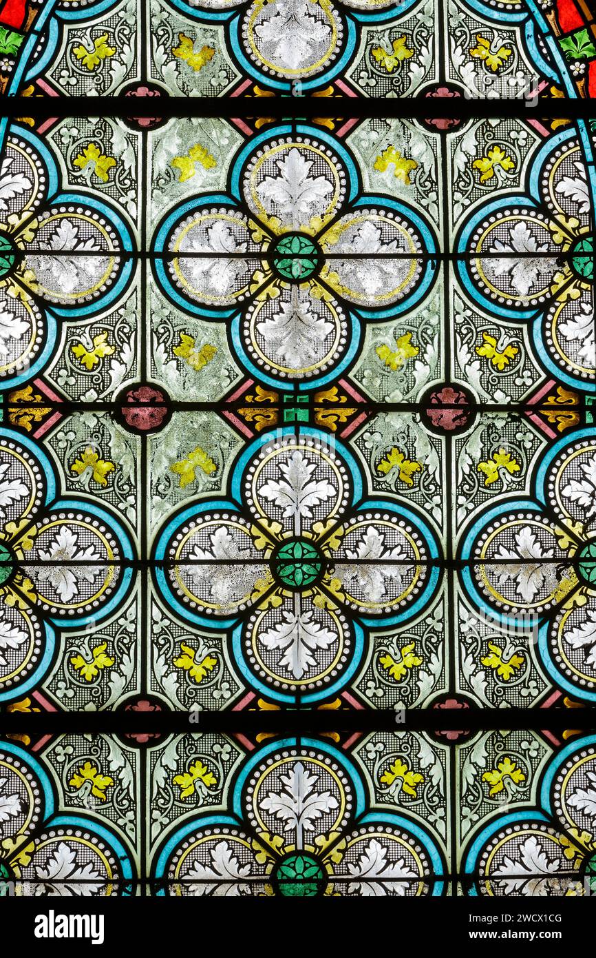Frankreich, Meurthe et Moselle, Dommarie Eulmont, Kirche der Geburt der Jungfrau Maria, Buntglasfenster mit geometrischen Mustern im neogotischen Stil Stockfoto