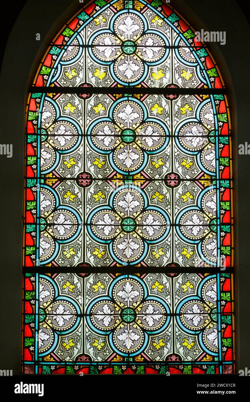 Frankreich, Meurthe et Moselle, Dommarie Eulmont, Kirche der Geburt der Jungfrau Maria, Buntglasfenster mit geometrischen Mustern im neogotischen Stil Stockfoto