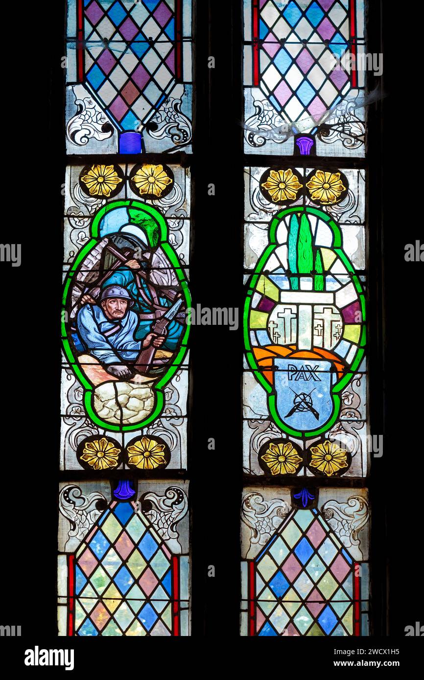 Frankreich, Meurthe et Moselle, Buissoncourt, St. Martin Kirche im 19. Jahrhundert erbaut, Buntglasfenster in der Gedenkkapelle, die den Soldaten gewidmet ist, die während des Ersten Weltkriegs starben und französische Soldaten in einem Graben und einem Militärfriedhof darstellen Stockfoto