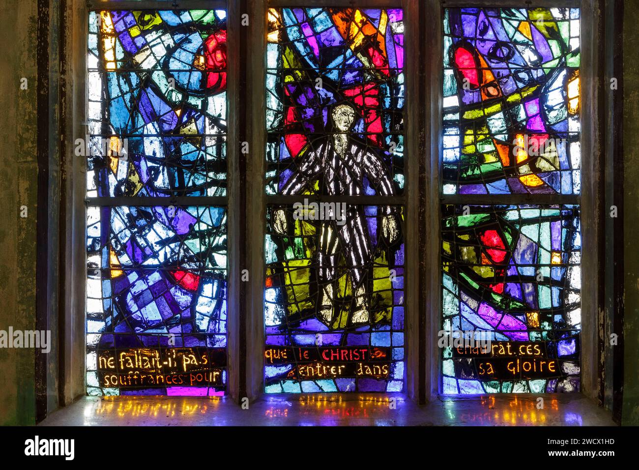 Frankreich, Vogesen, Charmes, Kirche St. Nicolas, erbaut 1493 im Renaisssance-Stil, Detail des Buntglasfensters, das von den Glasmeistern der Pariser Werkstatt Barillet im Jahr 1962-1963 zum Gedenken an die 156 Einwohner erstellt wurde, die am 5. September 1944 von den Deutschen deportiert wurden, unter ihnen starben 101 in Vernichtungslagern Stockfoto