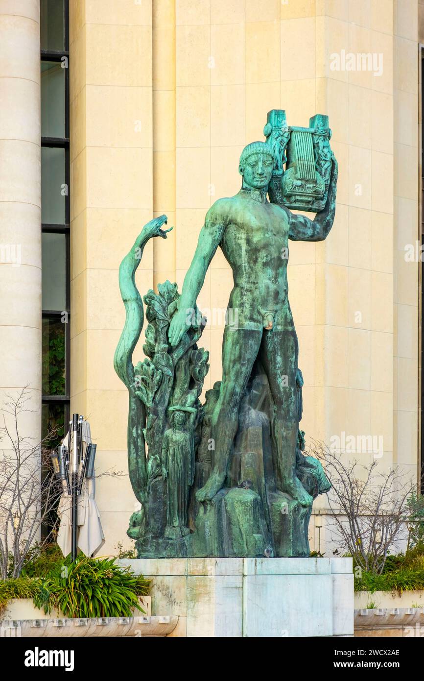 Frankreich, Paris, Statue des Apollo im Palais de Chaillot Stockfoto