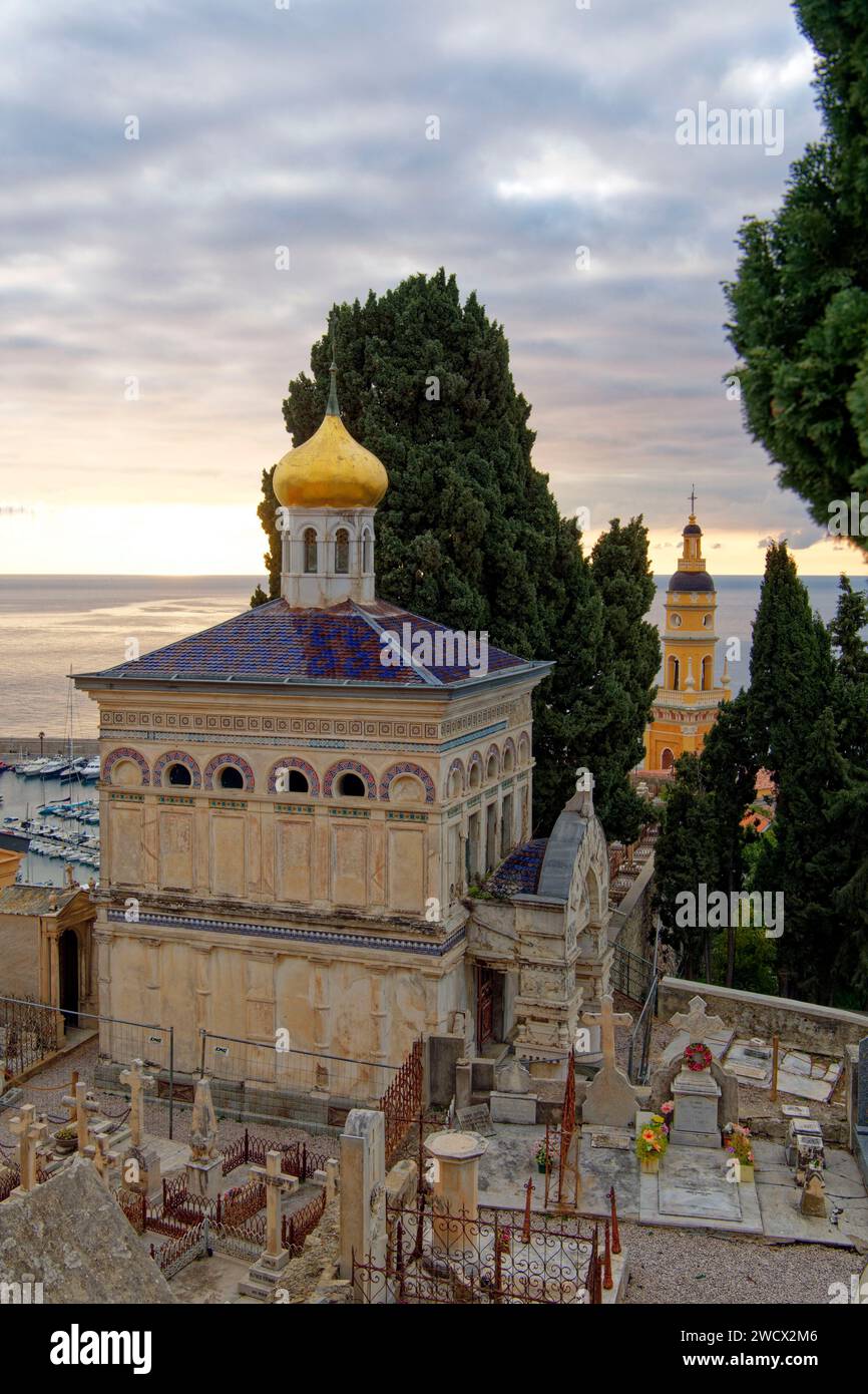 Frankreich, Alpes Maritimes, Cote d'Azur, Menton, Altstadt, Friedhof des alten Schlosses mit Blick auf die Bucht von Garavan Stockfoto