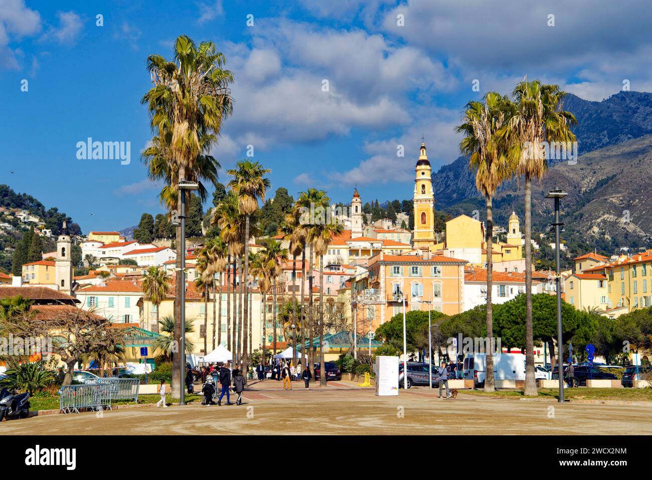 Frankreich, Alpes Maritimes, Cote d'Azur, Menton, die Altstadt, die von der Basilika Saint Michel Archange dominiert wird Stockfoto