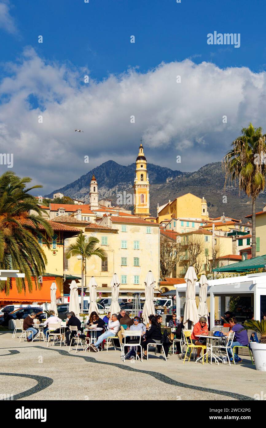 Frankreich, Alpes Maritimes, Cote d'Azur, Menton, die Altstadt, die von der Basilika Saint Michel Archange dominiert wird Stockfoto